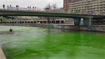   نشطاء المناخ في النمسا يلونون نهر الدانوب بالأخضر احتجاجًا على مؤتمر للغاز