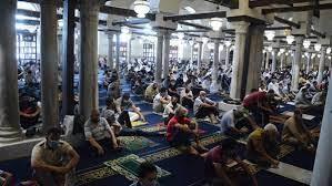 النظافة وعدم التشويش الأبرز.. آداب وضوابط حضور الصلاة في المساجد