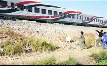   النقل: رشق الأطفال للقطارات بالحجارة ظاهرة خطيرة تسبب كوارث