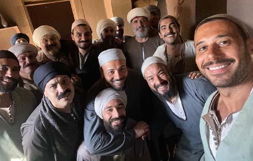 هشام الجخ لمنتقدي مسلسل سره الباتع: «سيلفي بآيفون السلطان حامد سنة 1798م»