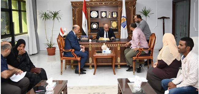 " الداودي " يواصل استقبال المواطنين بمكتبه لبحث شكواهم بقنا 