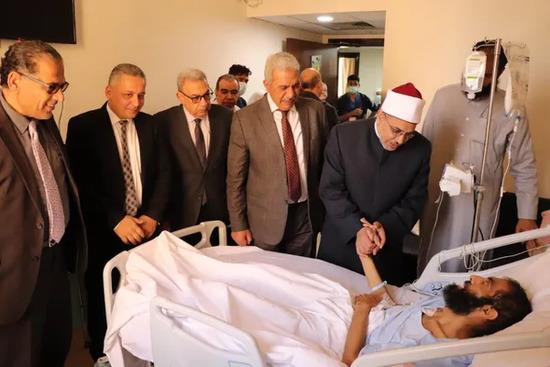 بتوجيهات الإمام الأكبر.. جامعة الأزهر تعلن تكفلها بنفقات علاج الدكتور محمود وهبة
