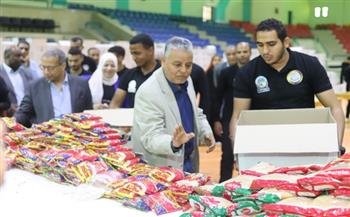   رئيس جامعة جنوب الوادى يتفقد معرض طلاب من أجل مصر لتجهيز شنط رمضان 