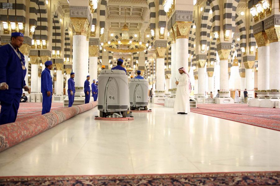 تطهير جنبات المسجد النبوي بمعدل 5 مرات يوميا خلال شهر رمضان المبارك