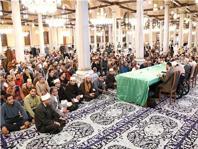 التفاف جماهيري منقطع النظير حول مجلس إقراء الحديث في رمضان بمسجد الحسين