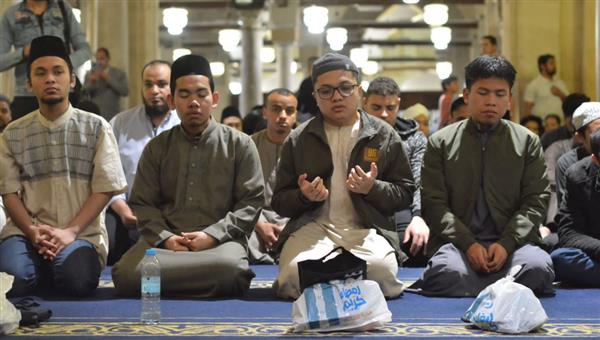 الطلاب الوافدون: رمضان في الأزهر مختلف.. والسر في التراويح