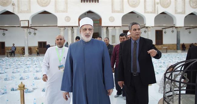 لليوم الخامس.. وكيل الأزهر يشارك الوافدين إفطارهم في صحن الجامع الأزهر