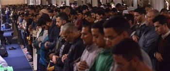 يبتغون الفضل والرضوان.. آلاف المصلين يؤدون العشاء والتراويح بالجامع الأزهر