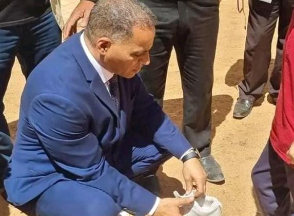 وكيل «تعليم أسيوط» يشتري حذاء جديدا لتلميذ ويساعده في ارتدائه «صور»