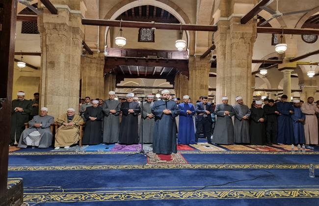 خاشعين لله.. آلاف المصلين يؤدون صلاتي العشاء والتراويح بالجامع الأزهر