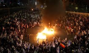   إسرائيل ترجئ مشروع التعديلات القضائية المثيرة للجدل وسط احتجاجات حاشدة