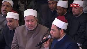 الصلاة على النبي تهز أرجاء مسجد الحسين وتبهج المصلين