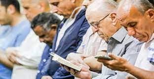   الإفتاء توضح حكم قراءة القرآن من المصحف في التراويح