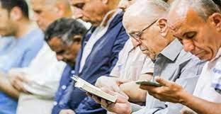 الإفتاء توضح حكم قراءة القرآن من المصحف في التراويح