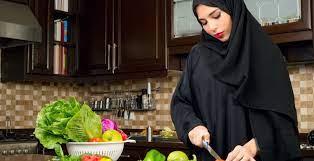 هل تؤجر المرأة على خدمة زوجها في رمضان؟ واعظة بالأزهر تجيب