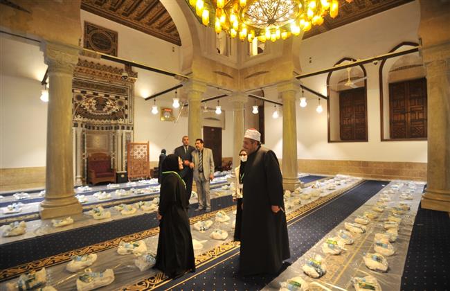 رئيس قطاع المعاهد الأزهرية وقيادات الأزهر يشاركون الوافدين إفطارهم بالجامع الأزهر