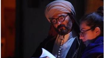   صورة من الكواليس.. حقيقة ظهور خالد النبوي بالنظارة في مسلسل رسالة الإمام