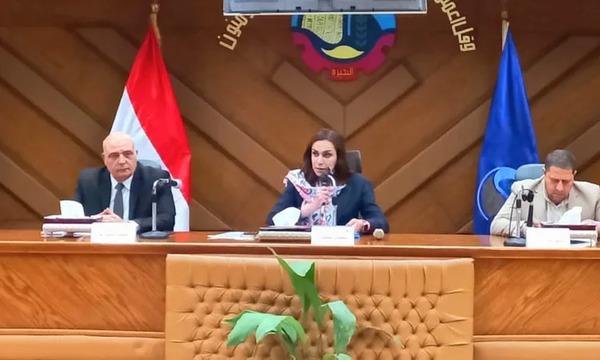 خفض نسبة الأمية إلي 29.5% و معدلات البطالة 3.6%.وإنخفاض  النمو السكاني والتسرب من التعليم بالبحيرة