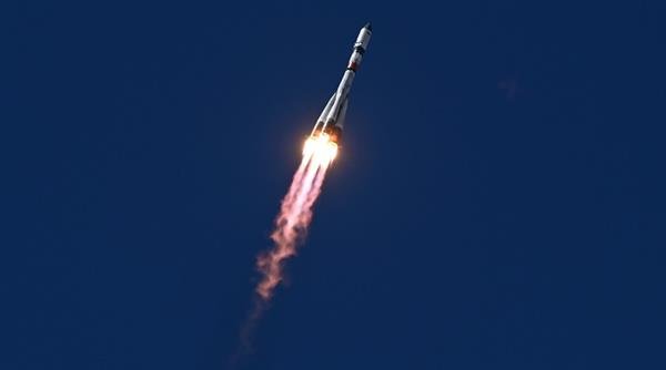 روسيا تطلق صاروخا يحمل قمرا صناعيا لصالح الإدارة العسكرية