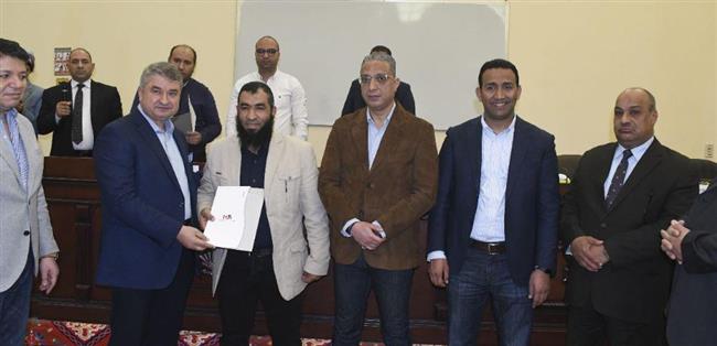 محافظ الفيوم ورئيس هيئة التنمية الصناعية يسلمان عقود الوحدات الصناعية للمستفيدين