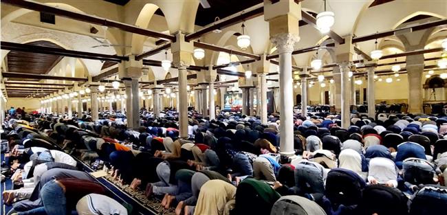في يومه السنوي.. أروقة الجامع الأزهر كاملة العدد في صلاتي العشاء والتراويح