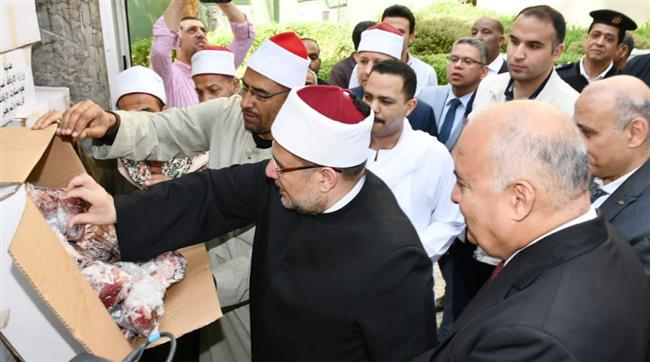 ضمن مبادرة «حق الوطن».. وزير الأوقاف ومحافظ قنا يتفقدان توزيع 2 طن من لحوم صكوك الأوقاف