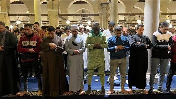 الجامع الأزهر كامل العدد بآلاف المصلين من مختلف دول العالم في تاسع ليالي رمضان