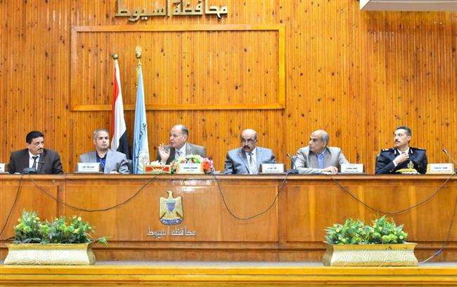  محافظ أسيوط: يوافق على ترخيص 145 سيارة ميكروباص  للعمل كسرفيس داخل مواقف المحافظة 