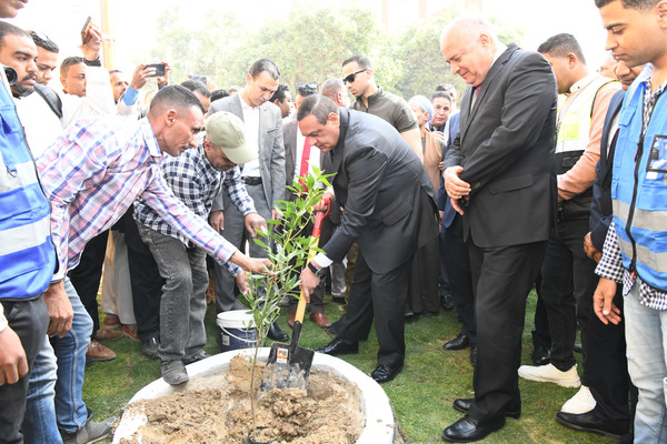 وزير التنميةومحافظ قنا يغرسان شجرة بقرية خزام ضمن مبادرة «100 مليون شجرة»