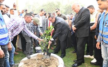   وزير التنميةومحافظ قنا يغرسان شجرة بقرية خزام ضمن مبادرة «100 مليون شجرة»