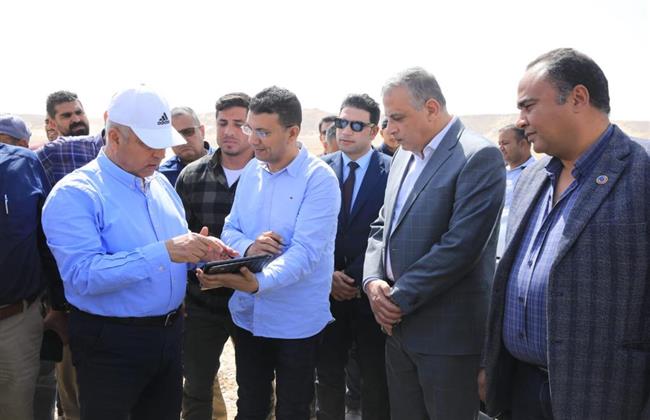 محافظ سوهاج ووزير النقل يتفقدان مسار القطار الكهربائي السريع 