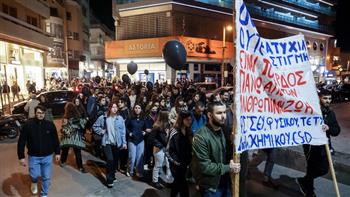   اليونان.. رئيس الوزراء يعتذر عن كارثة القطار والآلاف يطالبون بالمحاسبة