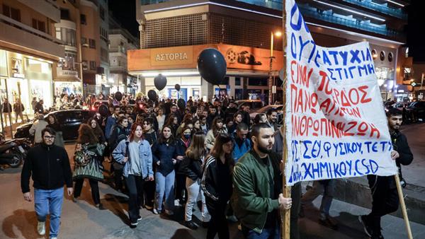 اليونان.. رئيس الوزراء يعتذر عن كارثة القطار والآلاف يطالبون بالمحاسبة