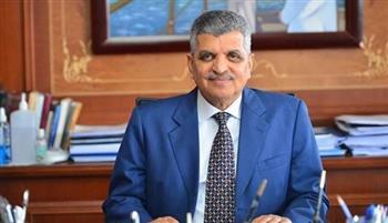 رئيس «قناة السويس» يوجه الشكر إلى العاملين لتعاملهم باحترافية مع جنوح السفينة