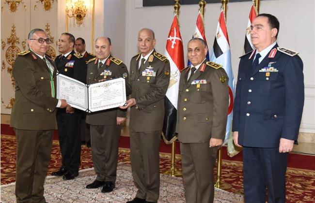 وزير الدفاع يكرم قادة القوات المسلحة المحالين للتقاعد