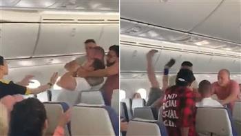 جريمة مزدوجة.. راكب يفتح باب الطوارئ ويحاول طعن مضيفة جوية في رقبتها 