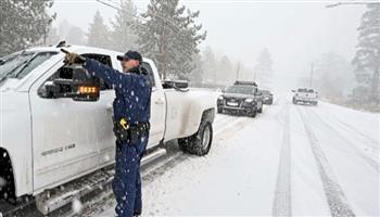 أسوشيتيد برس: معاناة سكان كاليفورنيا تتفاقم بسبب تساقط الثلوج بغزارة