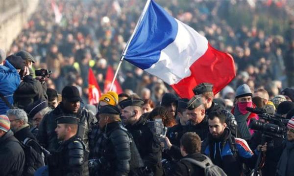 توافد آلاف الأشخاص في فرنسا تمهيدا للتظاهر احتجاجا على إصلاح نظام التقاعد