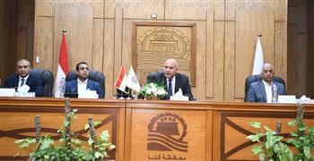محافظ قنا يشدد على إزالة التعديات على الأراضي الزراعية والاهتمام بملف النظافة