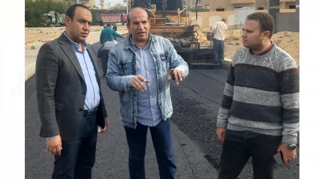 رئيس جهاز الشروق: البدء فى رصف الطرق الداخلية بالمجاوره الخامسة بالحى الثالث 