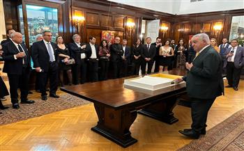   زاهي حواس يوقع كتاب «الأهرامات أسرار وسحر» بالسفارة الإيطالية