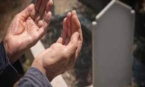 الإفتاء تبين حكم إلقاء موعظة قبل صلاة الجنازة وعند القبر بعد دفن الميت