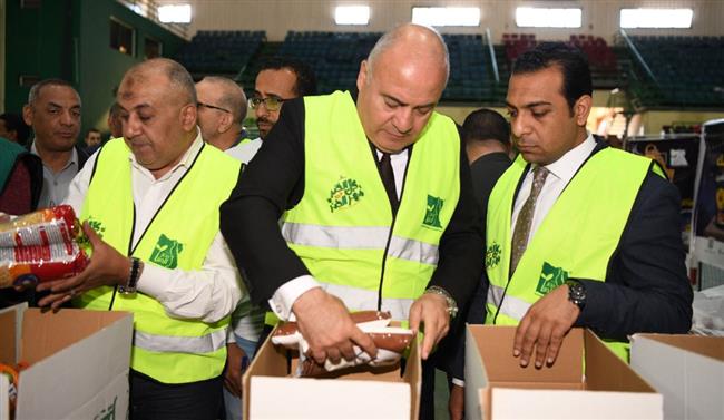 محافظ قنا يشارك في تعبئة 1000 كرتونة مواد غذائية ضمن حملة إفطار صائم