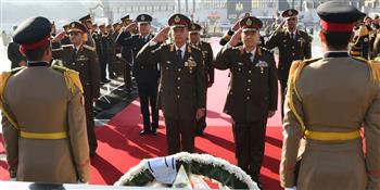   الرئيس السيسى ينيب وزير الدفاع لوضع إكليل الزهور على النصب التذكارى لشهداء القوات المسلحة