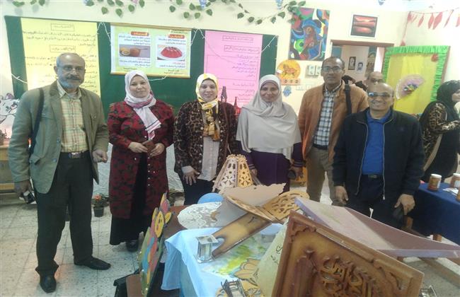 وكيل تعليم قنا يفتتح معرض الأنشطة التربوية لمدرسة أبو بكر الصديق الثانوية