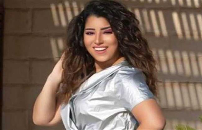 آيتن عامر تنشر صورة كلاسيكى مع عمرو دياب