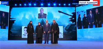   الرئيس السيسي يلتقط صورة تذكارية مع أمهات شهداء "مثلث القيادة"