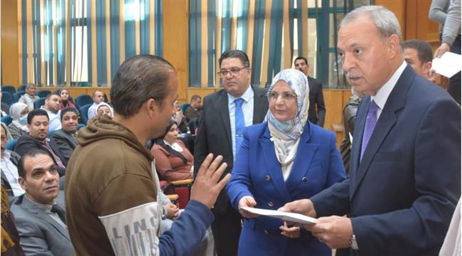 محافظ القليوبية يسلم عقود عمل لـ 50 شاب وفتاة من قادرون باختلاف 