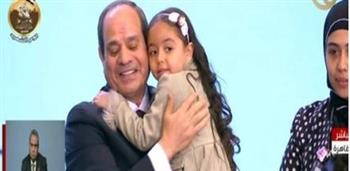   الرئيس السيسي يحتضن ابنة شهيد أثناء تكريم أسرتها