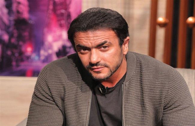شاهد.. سيدة مسنة تحتضن أحمد العوضي أثناء كواليس «ضرب نار»